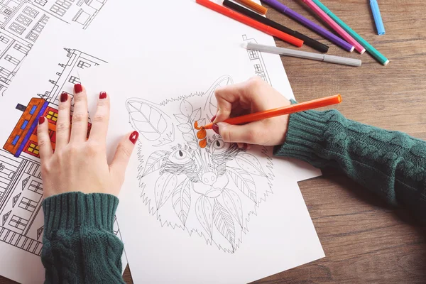 Pintura a mano femenina — Foto de Stock