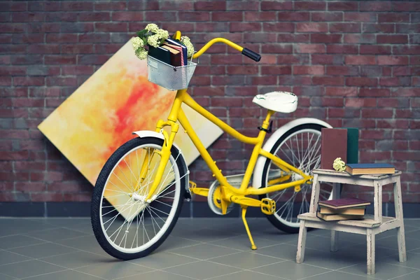 Bicyclette jaune avec livres — Photo