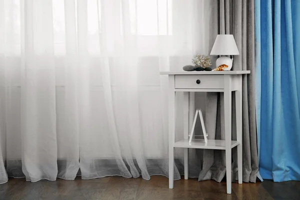 Білий стіл з лампою — стокове фото