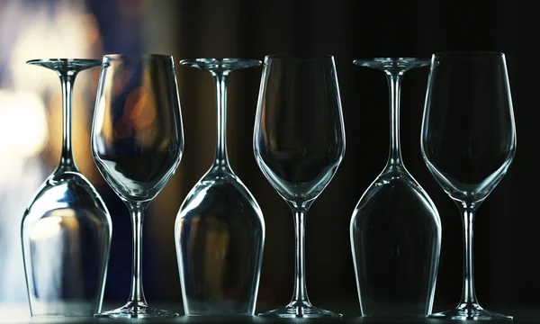Lege wijnglazen op een tafel — Stockfoto