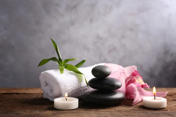 Wellness-Steine mit rosa Orchidee — Stockfoto