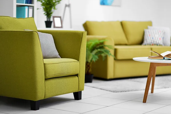 Интерьер гостиной с зеленой мебелью — стоковое фото