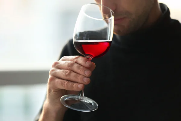 Man sniffar rött vin — Stockfoto