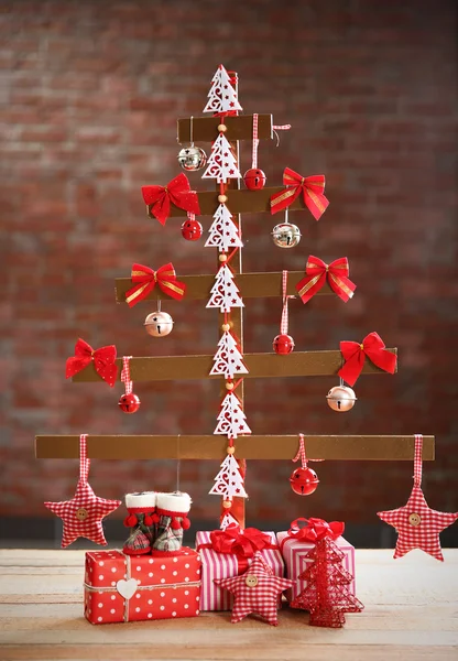 Albero di Natale fatto a mano e regali — Foto Stock