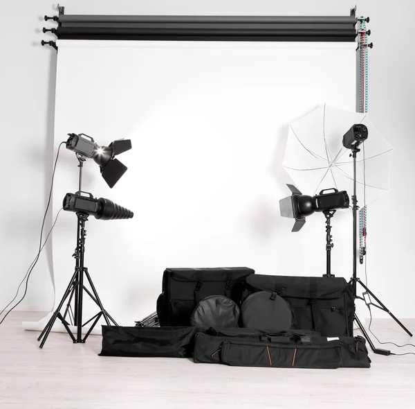 Estúdio fotográfico com equipamento de iluminação — Fotografia de Stock