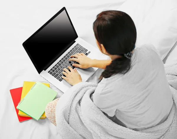 Mujer en pijama usando laptop —  Fotos de Stock