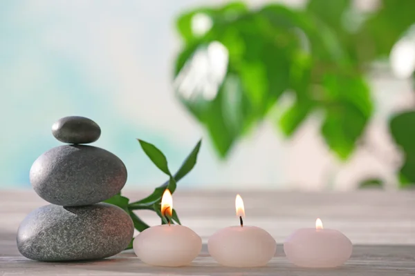 Piedras de spa con velas — Foto de Stock