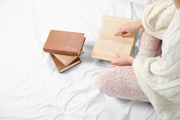 Mujer en pijama leyendo libro — Foto de Stock