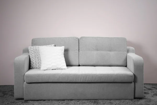 Sofá confortável cinza — Fotografia de Stock