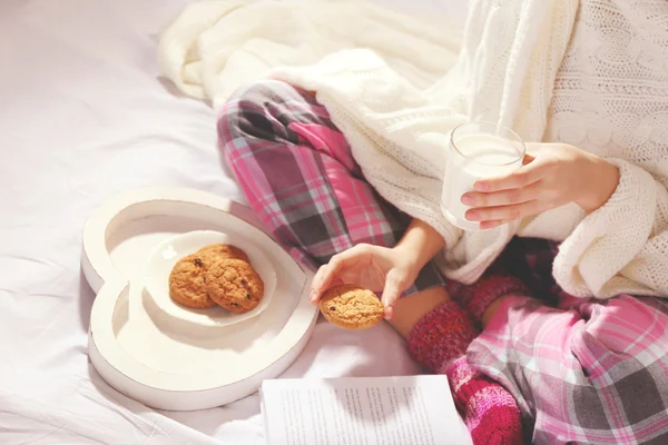 Frau im Schlafanzug liest Buch — Stockfoto