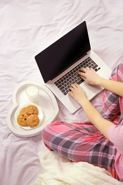 Woman in pajamas with laptop — Stock Photo, Image