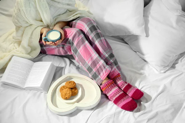 Frau im Schlafanzug liest Buch — Stockfoto