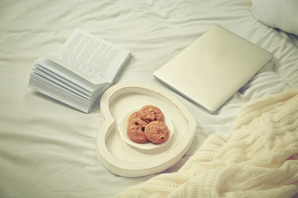 Livro aberto, laptop e cookies — Fotografia de Stock