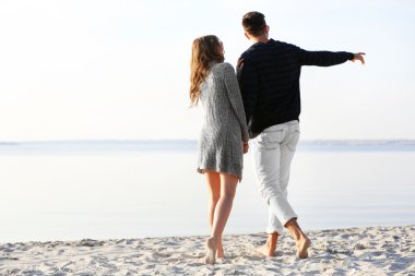 Nehir üzerinde genç Çift