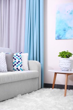 Kanepe ile renkli yastıklar