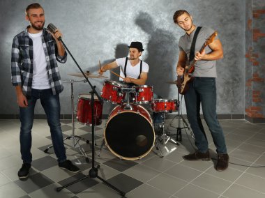 Müzik aletleri çalarken müzisyenler
