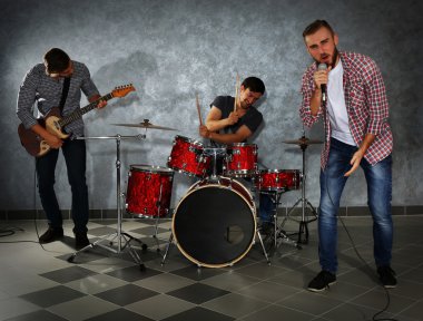 Müzik aletleri çalarken müzisyenler