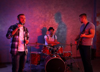 Müzik aletleri çalarken müzisyenler