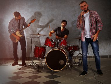 Müzik aletleri çalarken müzisyenler