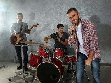 Müzik aletleri çalarken müzisyenler
