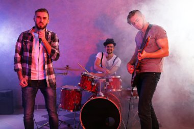 Müzik aletleri çalarken müzisyenler