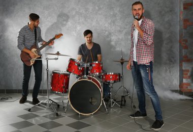 Müzik aletleri çalarken müzisyenler