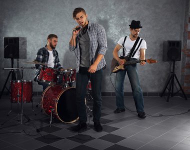 Müzik aletleri çalarken müzisyenler