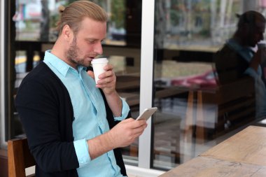 Genç çekici işadamı Öğle Yemeği 