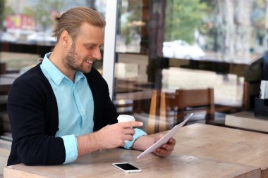 Genç çekici işadamı Öğle Yemeği 