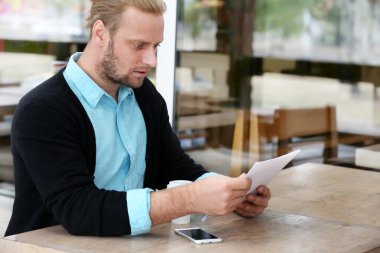 Genç çekici işadamı Öğle Yemeği 