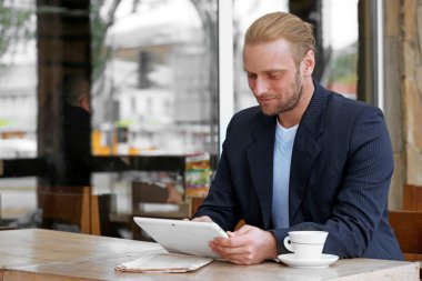 Genç çekici işadamı Öğle Yemeği 