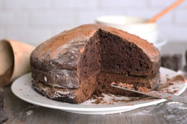 Ev yapımı çikolatalı pasta