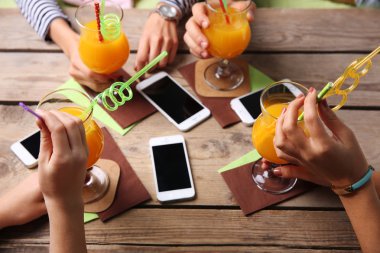 Akıllı telefonlar ile dört el 