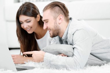 Mutlu çift dizüstü bilgisayarda çalışma