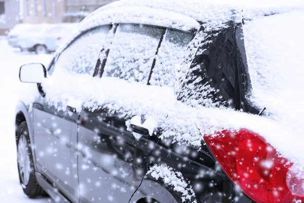 Auto bedekt met sneeuw — Stockfoto