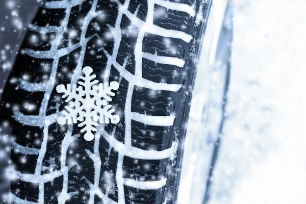 冬季道路上的汽车轮胎 — 图库照片