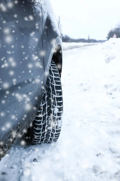 Шины для автомобиля на зимней дороге — стоковое фото