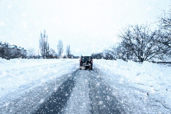 Auto talvella tiellä — kuvapankkivalokuva