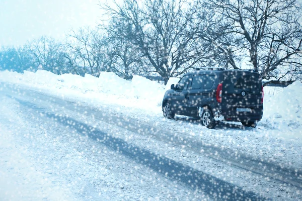 Coche en carretera de invierno —  Fotos de Stock