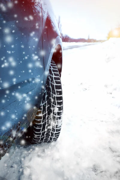 Autoreifen auf der Straße — Stockfoto