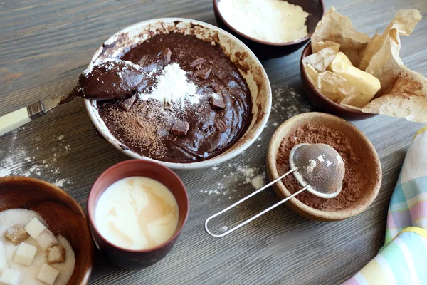 Teig für Schokoladenkuchen zubereiten — Stockfoto