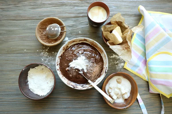 Teig für Schokoladenkuchen zubereiten — Stockfoto