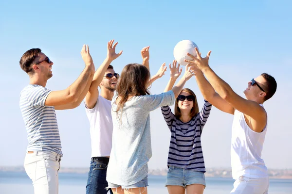 Young people playing with ball — Stock Photo, Image