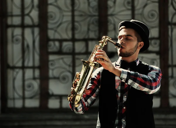 Junger Mann mit Saxophon — Stockfoto