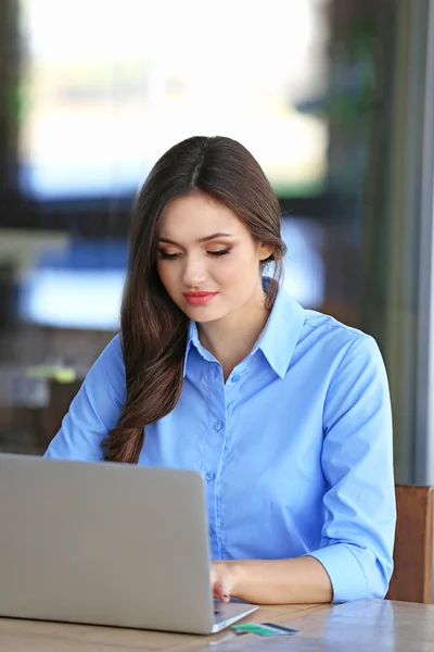 Kvinna som arbetar med bärbar dator — Stockfoto
