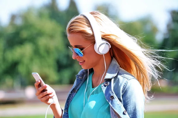 Mujer escuchando música —  Fotos de Stock