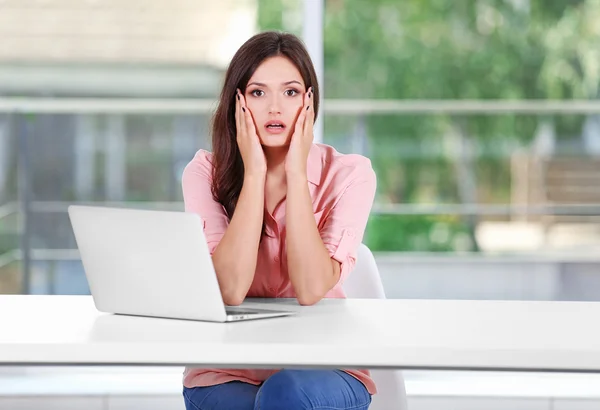 Femme travaillant avec un ordinateur portable — Photo