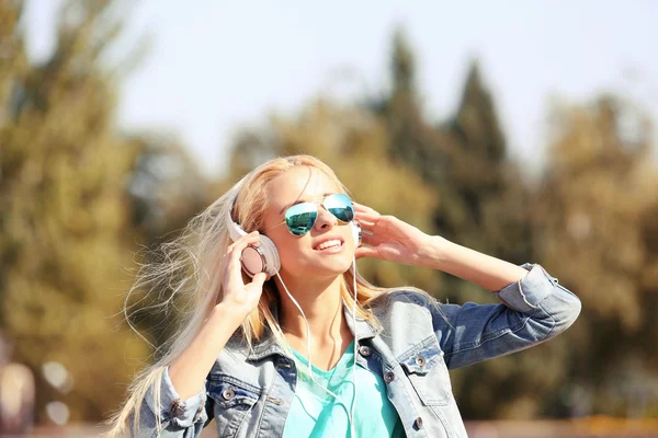 Frau hört Musik — Stockfoto