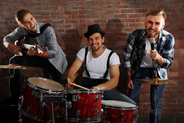 Musicians playing drums and guitar — Stock Photo, Image