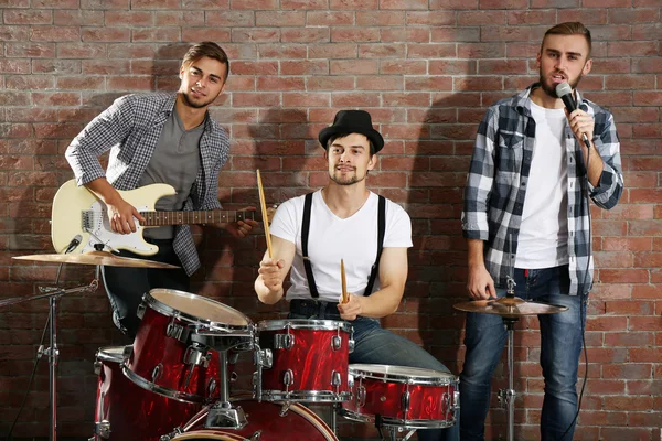 Musicisti che suonano batteria e chitarra — Foto Stock